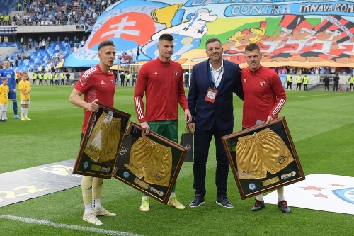 Zľava: Alex Iván, Dominik Takáč a Martin Škrtel dostali betRing Zlaté trenky od generálneho sekretára SFZ Petra Pálenčíka pred májovým pohárovým finále proti Slovanu Bratislava.