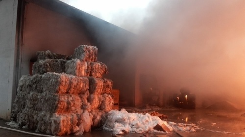 Hasiči zasahovali 22. augusta 2022 pri požiari dvoch skladovacích hál v obci Záryby pri Prahe. Vyhlásili zvláštny stupeň poplachu.
