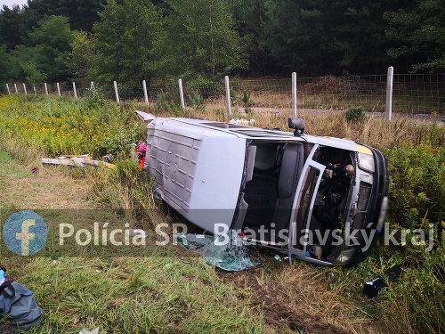 Premávku na D2 v smere do ČR usmerňuje polícia, došlo k vážnej nehode.