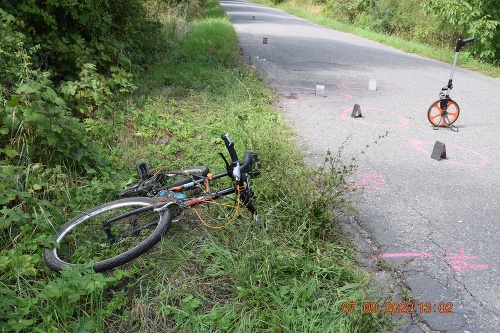 Cyklista utrpel pri páde vážne poranenia.