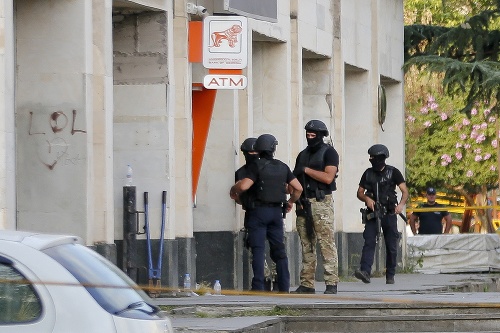 Na snímke príslušníci špeciálnej jednotky gruzínskej polície sa pripravujú na útok v budove banky, v ktorej ozbrojený muž drží 12 ľudí ako rukojemníkov v gruzínskom meste Kutaisi 20. septembra 2022. Ozbrojený muž zajal v utorok v banke v druhom najväčšom gruzínskom meste Kutaisi 12 rukojemníkov, pričom požaduje veľkú sumu peňazí.