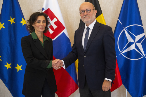 Na snímke vľavo belgická ministerka zahraničných vecí Hadja Lahbib a vpravo minister zahraničných vecí a európskych záležitostí SR Rastislav Káčer.