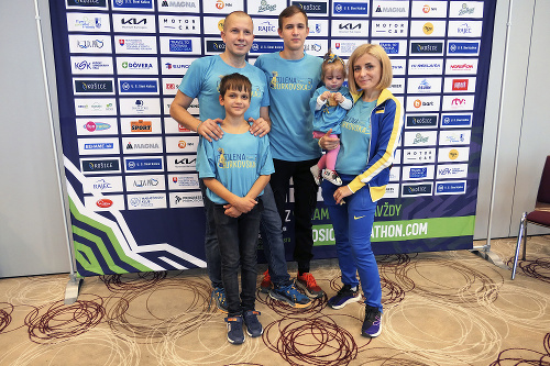 Ťažko skúšaná Rodina:  Na zábere sú synovia Artem (15) a Jehor (11), manžel Jurij (45), dcérka Zlata (1) a Olena Burkovská (41).