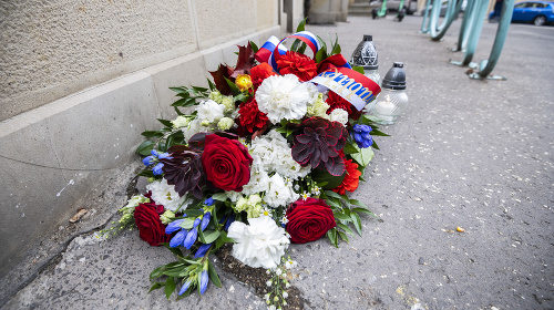 Na snímke veniec, ktorým si prezidentka SR Zuzana Čaputová uctila pamiatku obetí tragickej nehody v Bratislave v blízkosti miesta nešťastia neďaleko zastávky Zochova v Bratislave