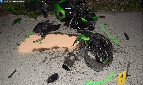 azdu opitého motocyklistu zastavilo oplotenie rodinného domu.
