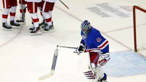 Na snímke vpravo slovenský brrankár Rangers Jaroslav Halák korčuľuje na lavičku s hokejkou, ktorú si zlomil v predĺžení v zápase hokejovej NHL New York Rangers - Detroit Red Wings.