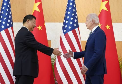 Americký prezident Joe Biden a čínsky prezident Si Ťin-pching si podávajú ruky počas stretnutia pred začiatkom summitu G20.
