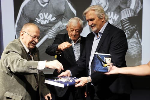 Na snímke klubové legendy Július Černický (vľavo), Jozef Golonka (v strede) a majiteľa HC Slovan Bratislava Rudolf Hrubý (vpravo) pri krste knihy.