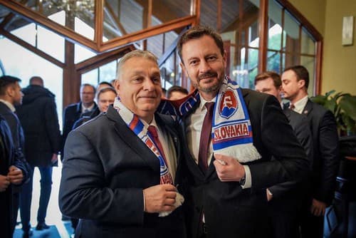 Heger daroval Orbánovi nový šál.