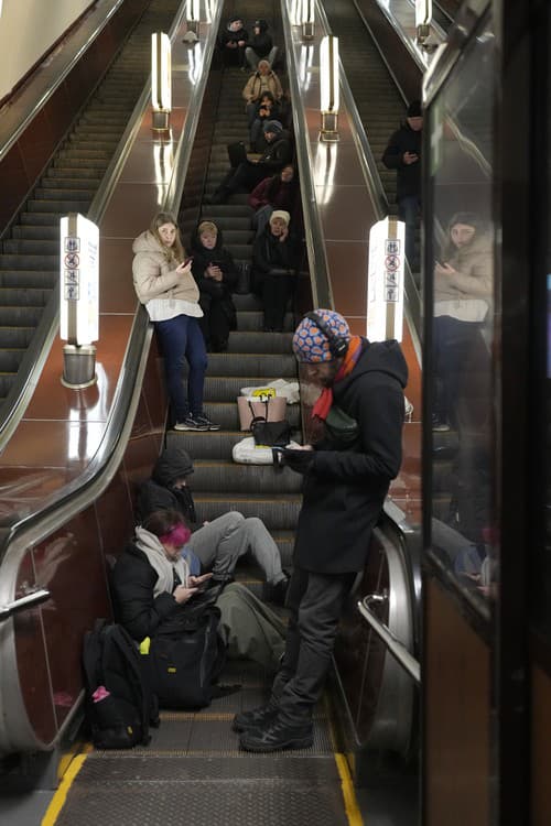 Ľudia sa ukrývajú v metre počas nového ruského raketového útoku v Kyjeve vo štvrtok 29. decembra 2022