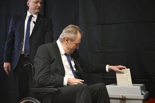 Zeman volil v Lánoch, želá si prezidenta so skúsenosťami