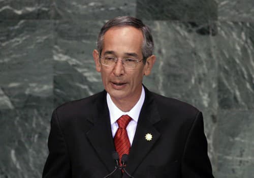 Na archívnej snímke z 20. septembra 2010 vtedajší guatemalský prezident Álvaro Colom vystupuje s prejavom v sídle OSN v New Yorku.