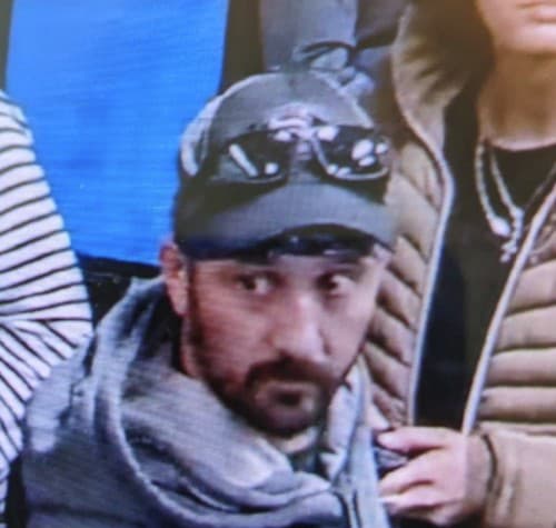 Na zábere z letiskovej kamery údajný podozrivý Marc Muffley na medzinárodnom letisku Lehigh Valley v Allenstowne 27. februára 2023.