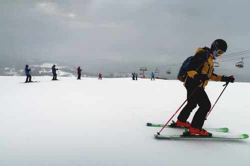 Desiatky ľudí vymenili veľkonočnú šibačku za jarnú lyžovačku na Štrbskom Plese.