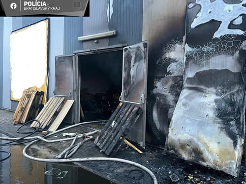 Z doposiaľ presne nezistených príčin došlo k požiaru kontajnera, od ktorého sa poškodila fasáda budovy.