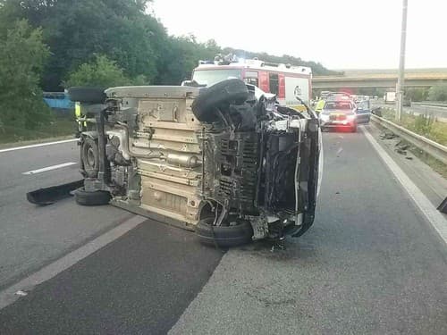Zrážka dvoch áut na D1 pri Trenčíne si vyžiadala jedného zraneného