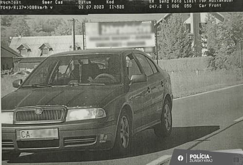  Policajti vodiča zastavili pre prekročenie rýchlosti, navyše mal aj pozitívnu dychovú skúšku