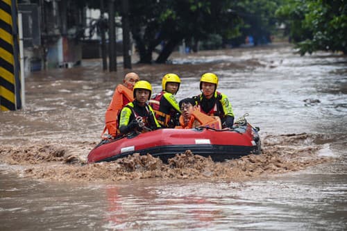 Úrady v utorok vyhlásili varovanie pred hroziacimi záplavami spôsobené dažďom v rozsiahlych oblastiach strednej a juhozápadnej Číny.