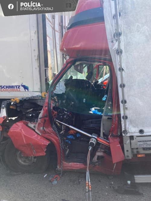 Pri nehode dodávka narazila do nákladného auta