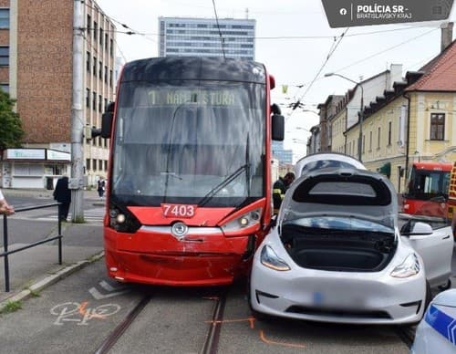 V Bratislave sa v pondelok doobeda zrazili električka s autom