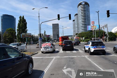 olícia hľadá svedkov nehody, ktorá sa stala v piatok na križovatke v Bratislave