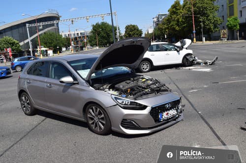 olícia hľadá svedkov nehody, ktorá sa stala v piatok na križovatke v Bratislave