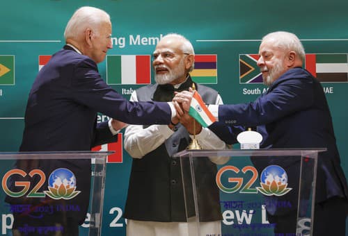 Americký prezident Joe Biden, vľavo, indický premiér Narendra Modi, uprostred a brazílsky prezident Luiz Inacio Lula da Silva na summite G20 v Naí Dillí, v sobotu 9. s