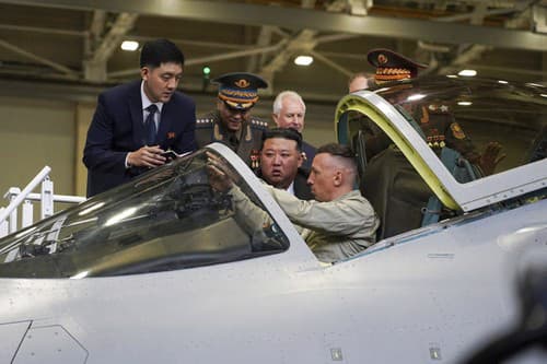 KimČong-un navštívil továreň na výrobu lietadiel.