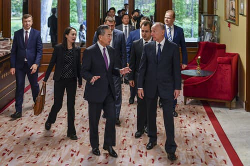 Čínsky minister zahraničných vecí  Wang I (v popredí vľavo) hovorí s tajomníkom ruskej Rady bezpečnosti Nikolajom Patruševom v utorok 19. septembra 2023. 