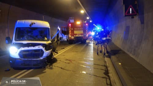 V tuneli Branisko sa zrazila dodávka a osobné auto.