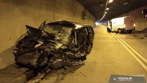 V tuneli Branisko sa zrazila dodávka a osobné auto.