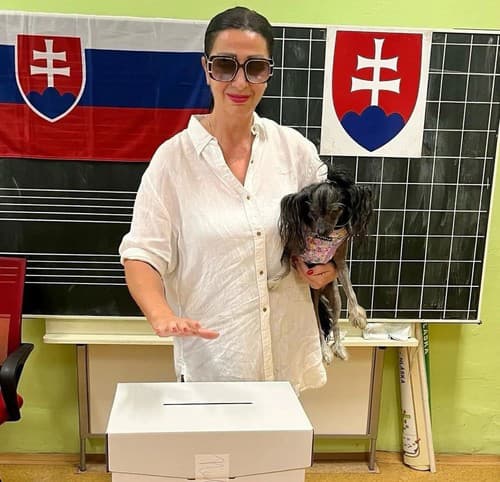 Nora Kabrheľová zamierila k volebnej urne, v náučí jej nesmela chýbať ani milovaná Šárika.