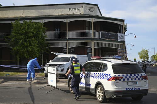 Auto v Austrálii vrazilo do ľudí pred hotelom, zahynulo päť osôb.