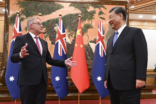 Austrálsky premiér Anthony Albanese (vľavo) a čínsky prezident Si Ťin-pching.