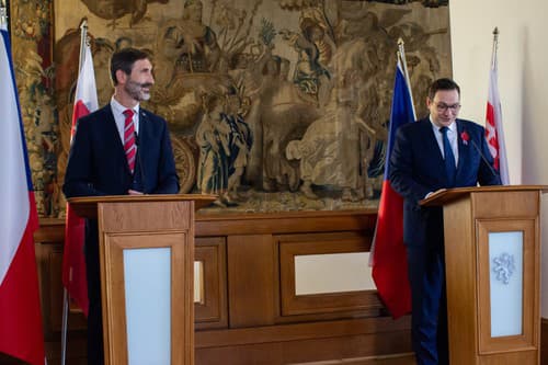 Na snímke slovenský minister zahraničných vecí a európskych záležitostí Juraj Blanár (vľavo) a český minister zahraničných vecí Jan Lipavský.