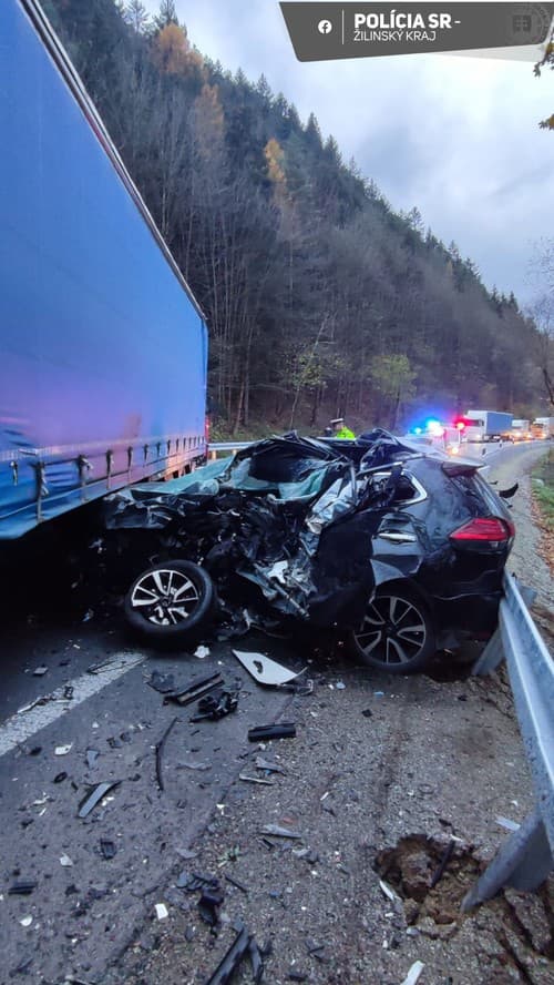 Kamión a osobné auto sa zrazili na hlavnom cestnom ťahu pred Ružomberkom neďaleko Černovej.