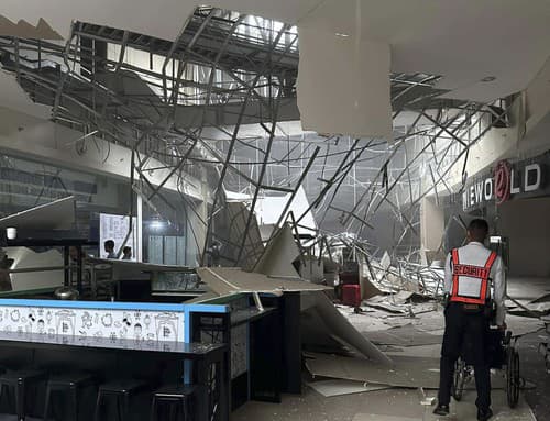 Pri zemetrasení sa zrútili strechy obchodných centier.