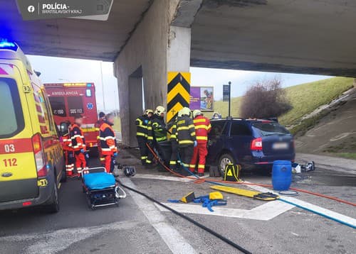  Vodič narazil do jedného z pilierov nadjazdu na Rybničnej ulici