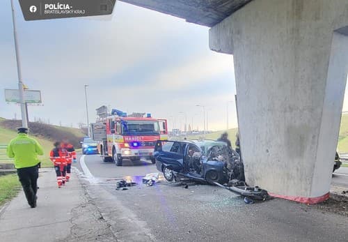  Vodič narazil do jedného z pilierov nadjazdu na Rybničnej ulici