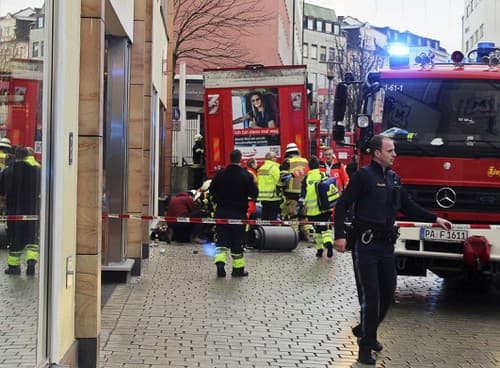 Auto v Passau narazilo do chodcov, dvaja zomreli