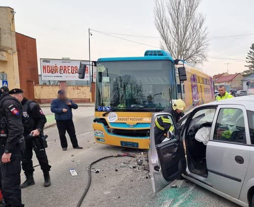 Vodič neprežil čelnú zrážku s autobusom MHD.