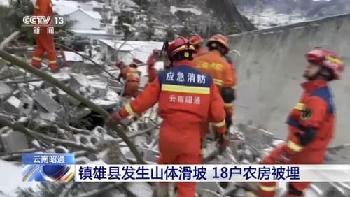 Na snímke záchranári zasahujú po zosuve pôdy, ku ktorému došlo v provincii Jün-nan na juhu Číny.