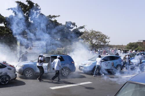 Polícia použila na protestantov slzný plyn.