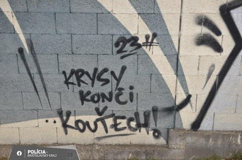  Neznámy páchateľ pomaľoval múr v Rusovciach