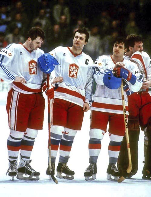 Lukáč vytvoril legendárny útok s Libom (vľavo) a Rusnákom a spolu získali v roku 1985 titul majstrov sveta.