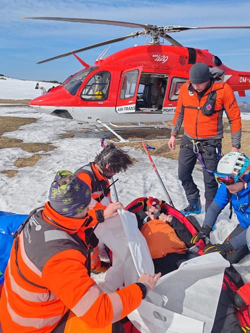 Horskí záchranári pomáhali v Malej Fatre vážne zranenému snoubordistovi.