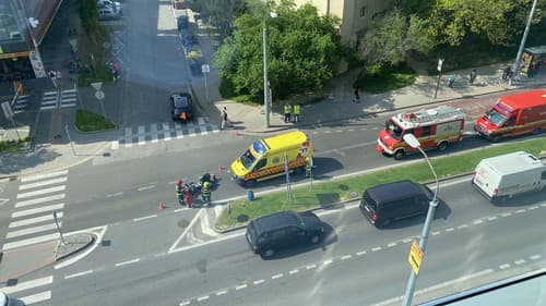 V Bratislave sa motorkár zrazil s osobným autom