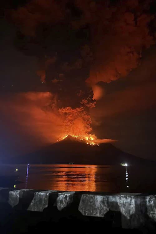 Na snímke erupcia sopky na indonézskom ostrovoch Sanguine v stredu 17. apríla 2024.