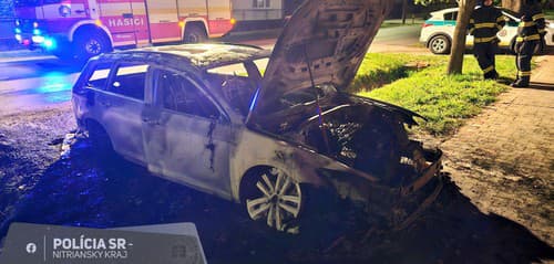 Šalianski kriminalisti vypátrali osobu, ktorá zapálila zaparkované auto.
