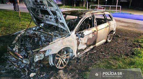 Šalianski kriminalisti vypátrali osobu, ktorá zapálila zaparkované auto.